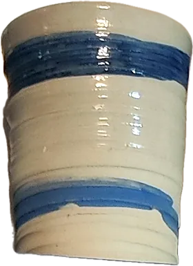 Becher mit blauen Bändern