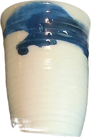 Becher mit Pinselschwung